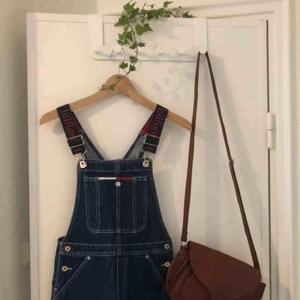  - Fantastisk one piece från tommy hilfiger. I toppskick. Axelbanden kan justeras 