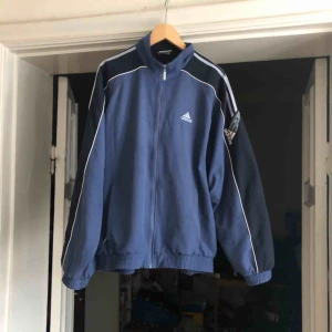  - Vintage adidas from sent 90-tal. Kan hämtas i Uppsala eller skickas mot fraktkostnad 
