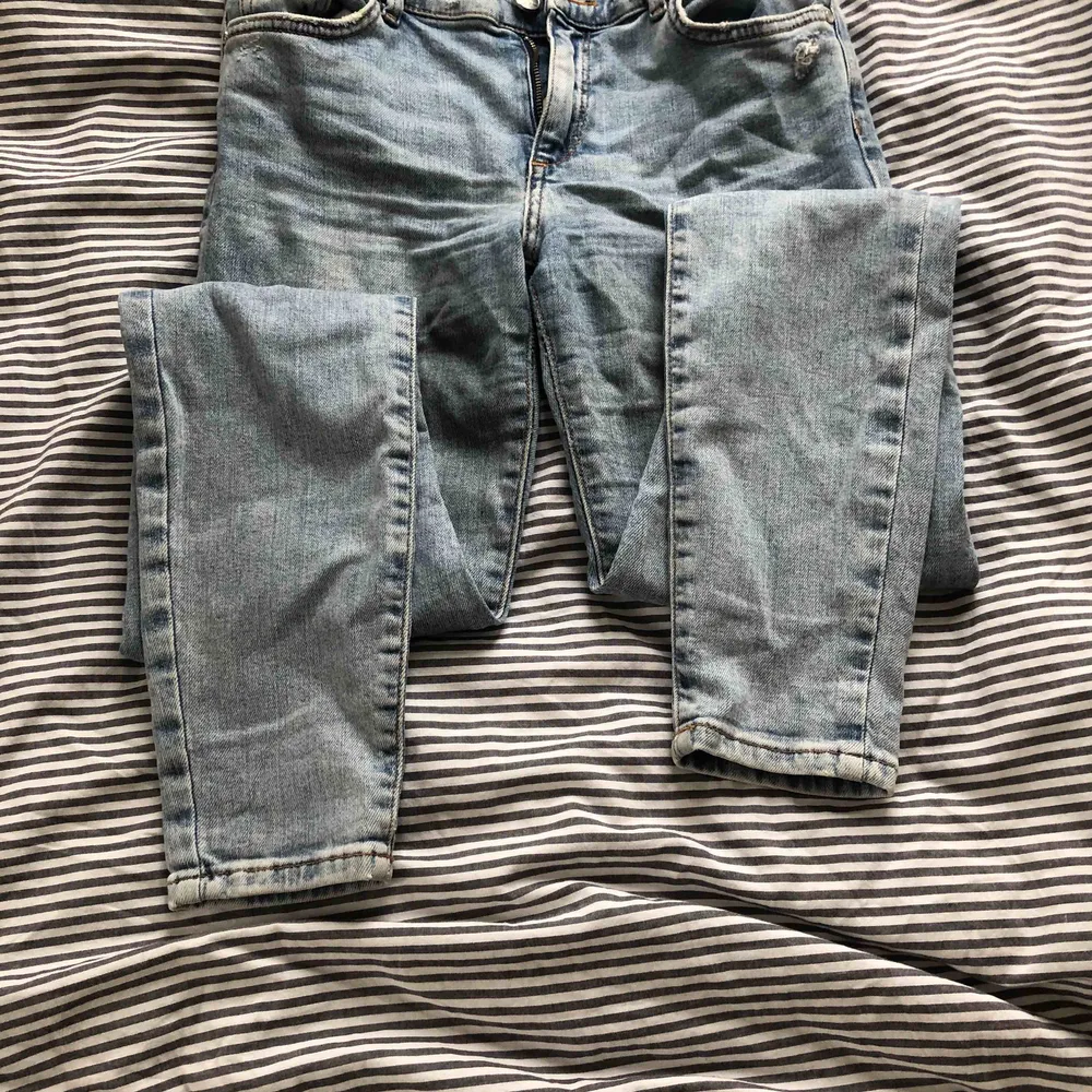Säljer mina tajta jeans från bikbok😋 fint skick! . Jeans & Byxor.