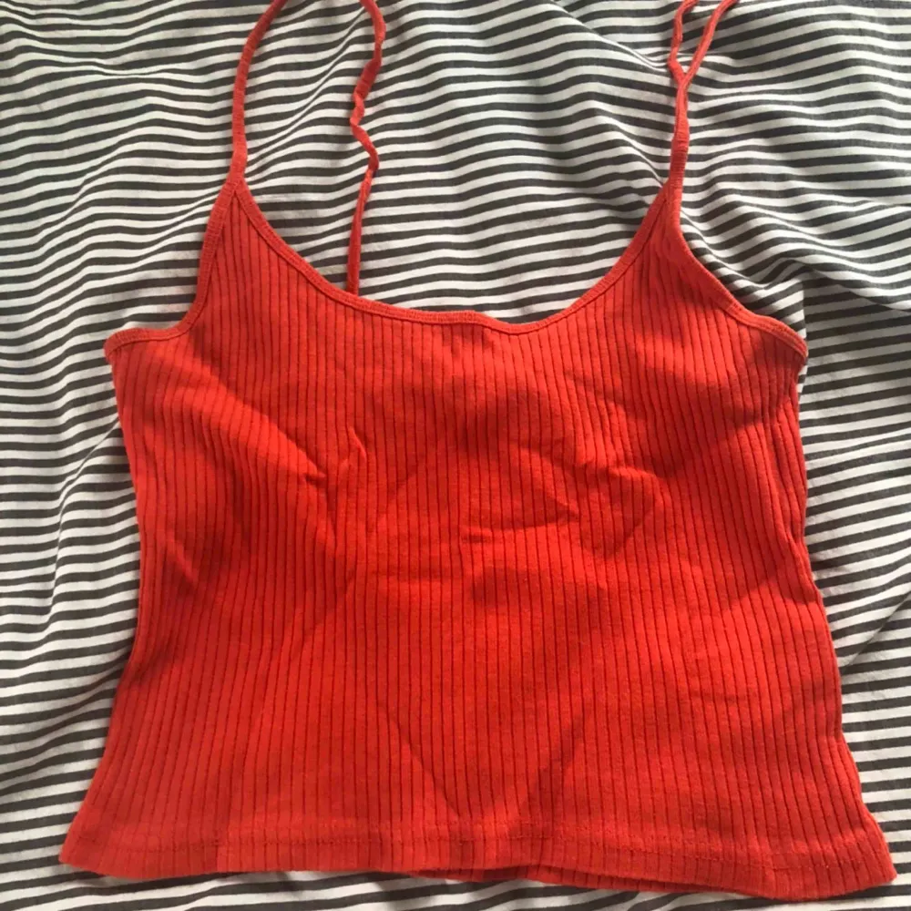 Säljer mitt koral röda linne från bikbok då den är för stor och där av inte kommer till användning😋 knappast använd och är i bra skick. Toppar.