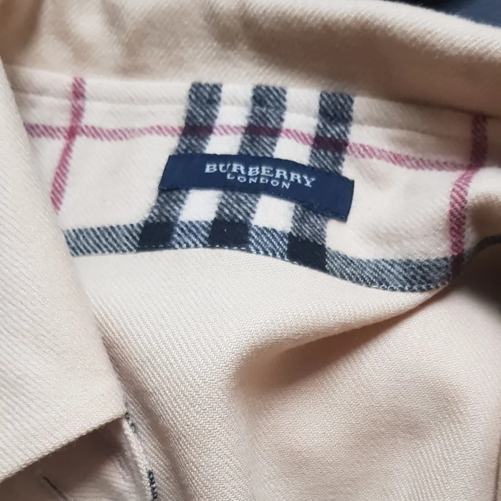 Vintage Burberry wool overshirt. Köpt i vintage butik i London. Använd max 5 gånger p.g.a. för liten för mig (har herrstorlek M). Unisex och passar herrstorlek S / kvinnostorlek M. Skicka meddelande om du har en fråga :). Skjortor.