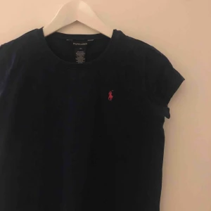  - Ralph lauren tröja i marinblå. Den är i barnstorlek XL men passar på mig som har XS.