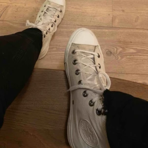  - Vita Converse i stl. 39. De är i använt skick men slitna på ett snyggt sätt. Delar på frakten eller möts upp.