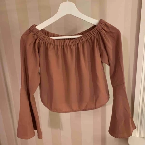  - En croppad tröja med volang armar, i en gammalrosa färg! Använde några få gånger & är i fint skick!  100% polyester  Köpt från NA-KD & är i storlek XS Pris: 75kr