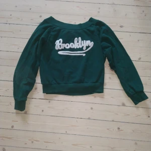  - Mörkgrön offshoulder tröja med fluffig text. Bra skick. Vet inte var tröjan kommer ifrån. Kan vara h&m? Väldigt bekväm och mjuk. 