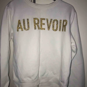  - Säljer tröja från Hm med guld glitter text. Den är använd men ändå fin i sitt skick!! Hör av er vid frågor💝