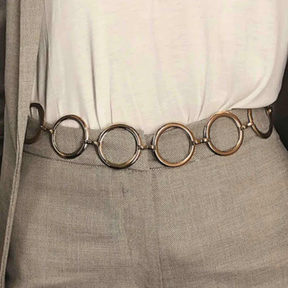 Guldigt ”bälte” med stora ringar och kedja. 105cm med kedjan inräknat. Cool att ha till jeans osv. Frakt ingår i priset!. Accessoarer.