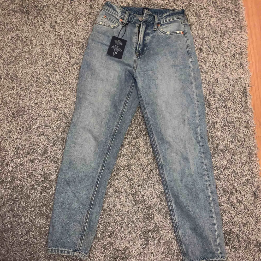 HELT NYA! Ett par skit snygga indigo färgade mom jeans ifrån GAP! Säljer pga jag köpte två storlekar och hann inte skicka tillbaka dessa! Tar emot Swish och köparen står för frakt!💗. Jeans & Byxor.