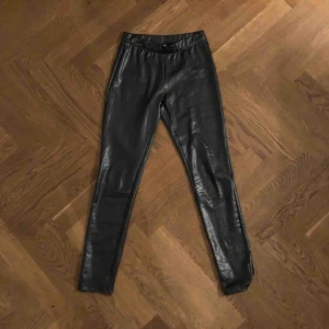  - Svarta glansiga thights som sitter perfekt. Nyskick! Köparen står för frakt:)