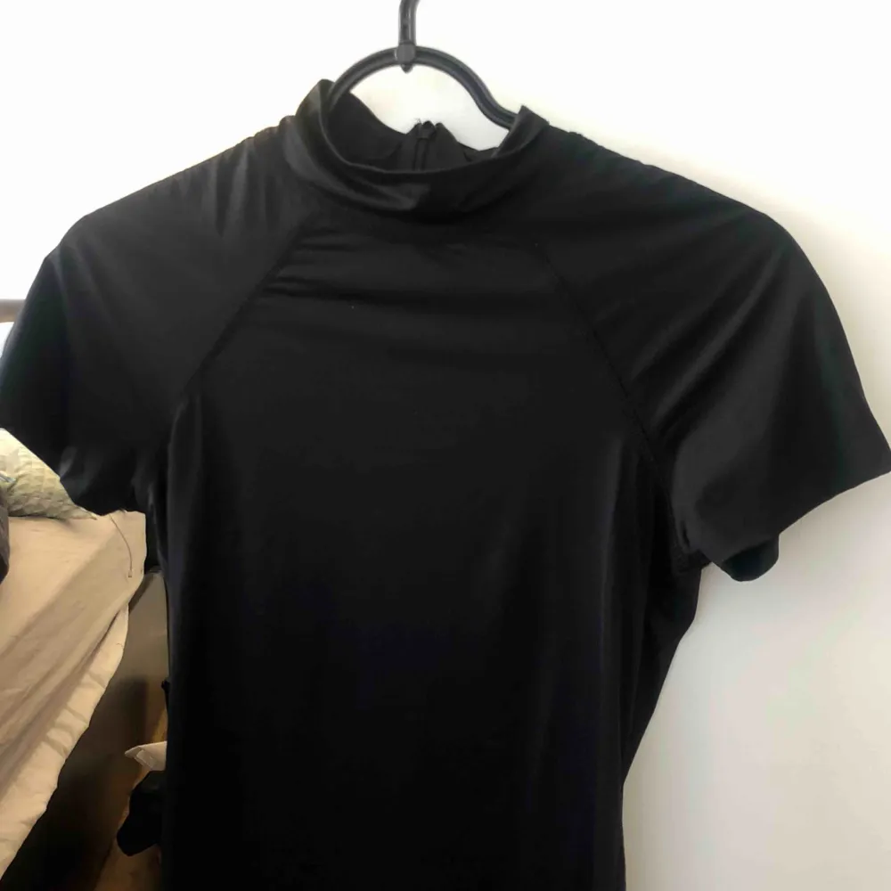 Tight, glansig och sportig polo t-shirt från trendiga nanushka💞  Nypris runt 900 . T-shirts.