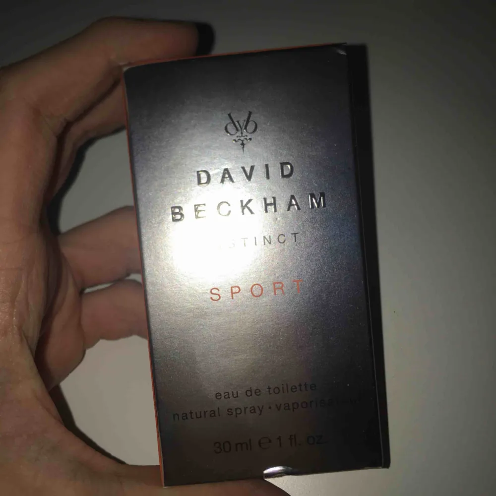 David Beckham parfym (Instinct Sport). En av hans mest klassiska parfymer med en härlig doft som varar länge (som Hugo Boss eller Ralph Lauren) Aldrig använd, bara tagen ur förpackning för att fota. Mötas eller frakt på 20 kr.. Övrigt.