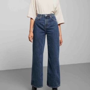  - Weekday jeans i modellen Ace!! Superfina - försökte få tag i dem jättelänge, men tyvärr förstora... 😞 Köpta här på Plick, i superbra skick hittar inget att anmärka på. 400 inkl frakt💞 (säljer för samma pris jag köpte för)