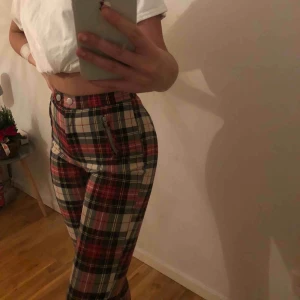  - Jättefina rutiga kostymbyxor från hm i storlek 34, fakefickor både fram och bak. Använda en gång på julafton förra året. 