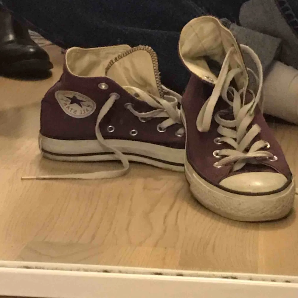 Ett par lila skor från Converse. Väldigt bra skick storlek 37och en halv  . Skor.