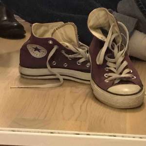 Ett par lila skor från Converse. Väldigt bra skick storlek 37och en halv  