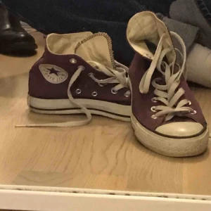  - Ett par lila skor från Converse. Väldigt bra skick storlek 37och en halv  