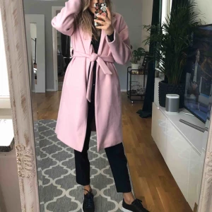  - Rosa kappa från Andrea Hedenstedt X NAKD. Stor i modellen så skulle säga att den passar allt från 34-38. 