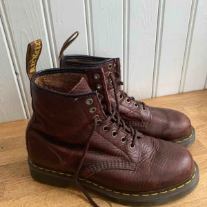  - Ett par Dr. Martens i brunt. Mycket fint skick, knappt använda. Stl. 40.  Delar på frakten eller kan mötas upp. 