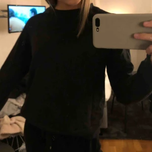 - Enkel tunn svart sweatshirt från hm! Använd fåtal gånger och är i bra skick. Köparen står för frakt⚡️