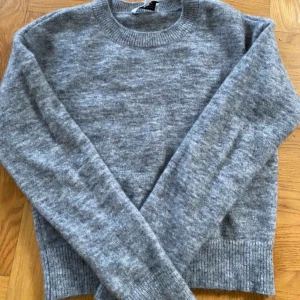  - jättefin knappt använd mohairtrlja från &other stories. supervarm   stl xs  skickas mot betalning 63 kr skicka lätt alt avhämtning majorna 