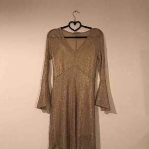Somrig guld-glittrig klänning med underklänning Skick: Oanvänd, köpt second hand. Fraktkostnad tillkommer