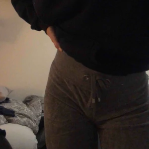  - Gråa mjukisbyxor från Cubus, säljer pga för små. Använda fåtal gånger och är i bra skick, köparen står för frakt💓