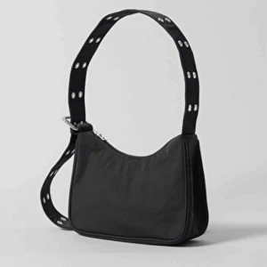  - Perfekt liten väska från Weekday i fint skick. 250kr inkl frakt🌞