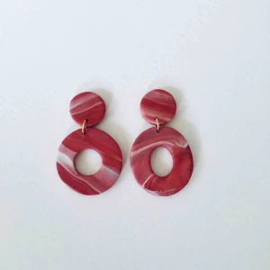  - Handgjorda örhängen i lera, går att få både med guldiga och silvriga detaljer. •nickelfria •frakt 9kr •insta: dorisclaydesign 