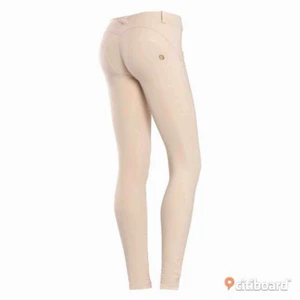  - Ett par snygga Freddie byxor som knappt är använda Ordinarie pris 1100kr  Köparen står för frakt 