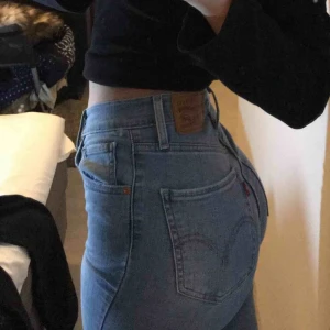  - Snygga ljusblå Levis byxor köpta på Levis hemsida. Byxorna ör som nya då jag inte använt dem så mycket. Sitter bra på en person med storlek XS. frakt tillkommer.