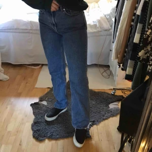  - Jeans från weekday som nästan är helt nya men det är helt för stora för mig. De är voyage standard och sitter väldigt bekvämt på en