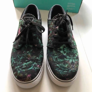  - Ny / Size 44,5 eur/10,5 us  https://www.nativeskatestore.co.uk/images/nike-sb-zoom-stefan-janoski-canvas-premium-skate-shoes-gorge-green-black-white-p23551-57781_image.jpg