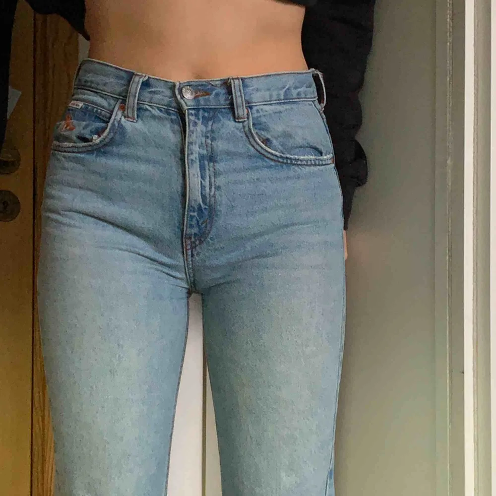 De perfekta mom jeansen från pull&bear. Såå fina men passar inte mig längre tyvärr:(  Den enda defekten är ett litet hål på ena fickan, men det är bara 1 lager så man ser bara jeans igenom liksom. Skriv för fler bilder! Pris kan diskuteras🥰. Jeans & Byxor.