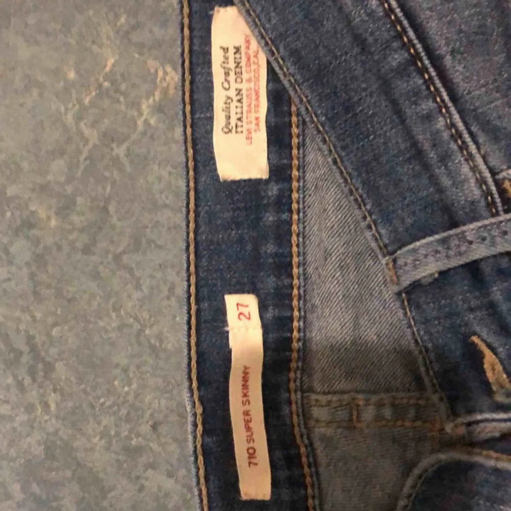 Levis jeans som är helt nya. aldrig använda då de är för små för mig. storlek 27 modellen 710 superskinny. köparen står för frakten. Jeans & Byxor.