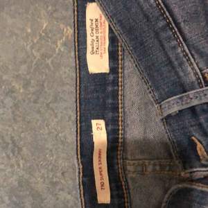 Levis jeans som är helt nya. aldrig använda då de är för små för mig. storlek 27 modellen 710 superskinny. köparen står för frakten