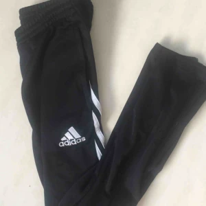  - Adidasbyxor i bra skick. Säljer för att de är för små. Frakt ingår i priset. Skriv om du har frågor! 😊