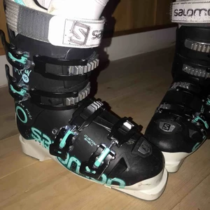  - Jag säljer mina jättefina slalom pjäxor,dom är som nya.Har använt dom några fåtal gånger då jag fick ett par nya:) hör av dig om du har några frågor;) Nypris :2000kr