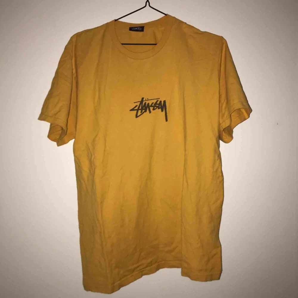 yellow stussy tee size m bra skick. T-shirts.
