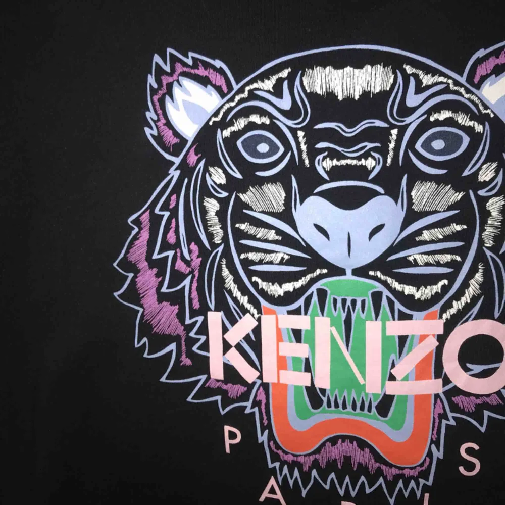 Kenzo t shirt, köpt i monaco! Knappt använd😁 självklart ÄKTA, har kvar påsen o lappen osv👌🏻storlek S, köpt för 1000 kr. T-shirts.