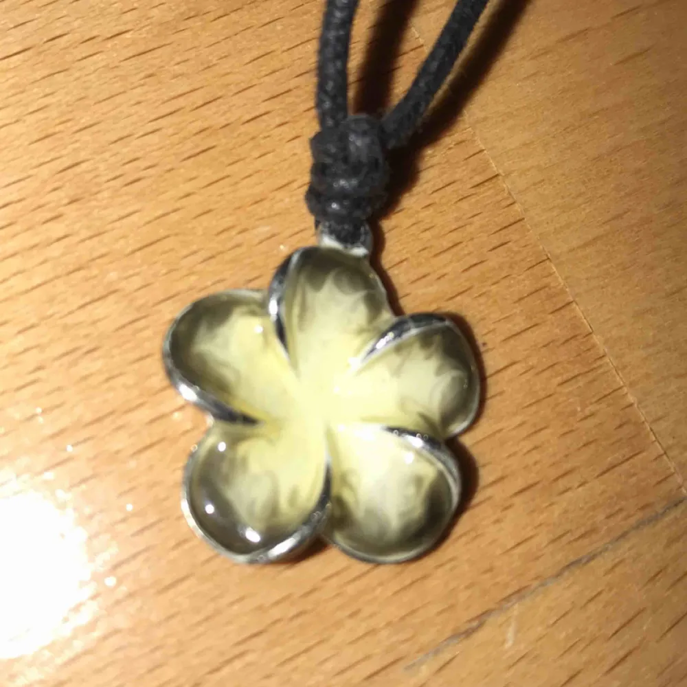 Ett fint halsband ifrån Thailand med en blomma 🌸🌸. Accessoarer.