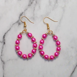  - Fina örhängen med rosa pärlor. Nickelfria. Obs! De är inte orangea som på bilden, Photoshop ändrar färgerna för mig 🙃 Fri frakt vid köp över 100:-.