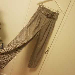  - Oanvända Höga rutiga kostymbyxor från mango. Nypris 499 kr