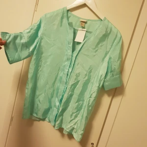  - Oanvänd silkes skjorta från hm quallity. Nypris 400 kr