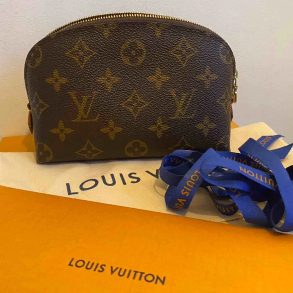 Äkta Louis Vuitton cosmetic pouch som ny! kommer med original kvitto box dustbag och bomullsband. Totalt slutsåld  eller.. gör om till magväska med kedja eller till en mindre hamdväska.! har guldkedja som kan säljas till :)   . Väskor.