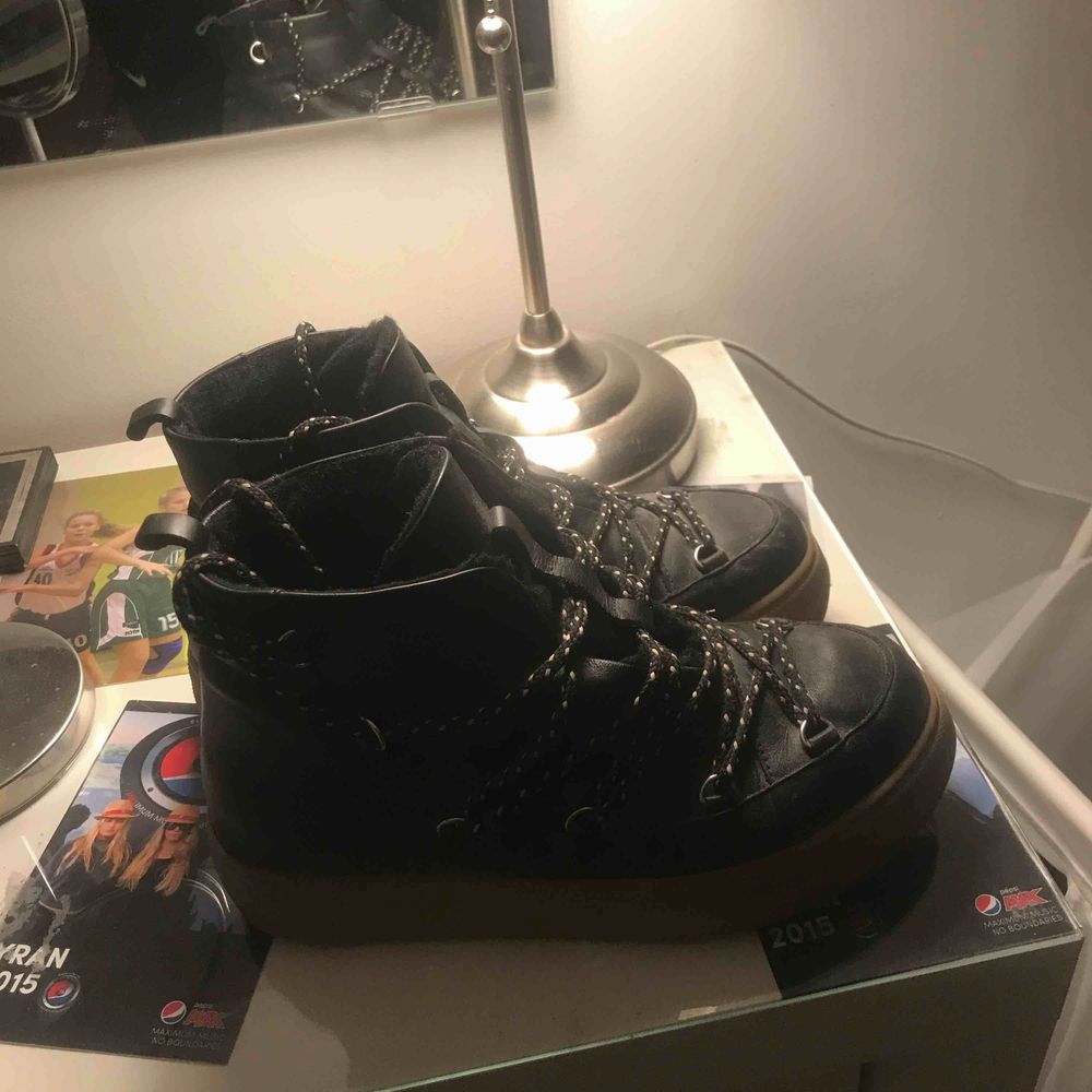 Super snygga skor från & Other Stories som nästan aldrig är använda och i super skick! Skorna kostar 1450 kr i butik! . Skor.