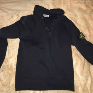  - Svart färg Storlek S Halv dragkedja upp till halsen (finns även knappar bredvid) Luva kan användas med tröjan och utan Använd ett par gånger Värd 1500kr säljer för 600 ÄKTA!!!