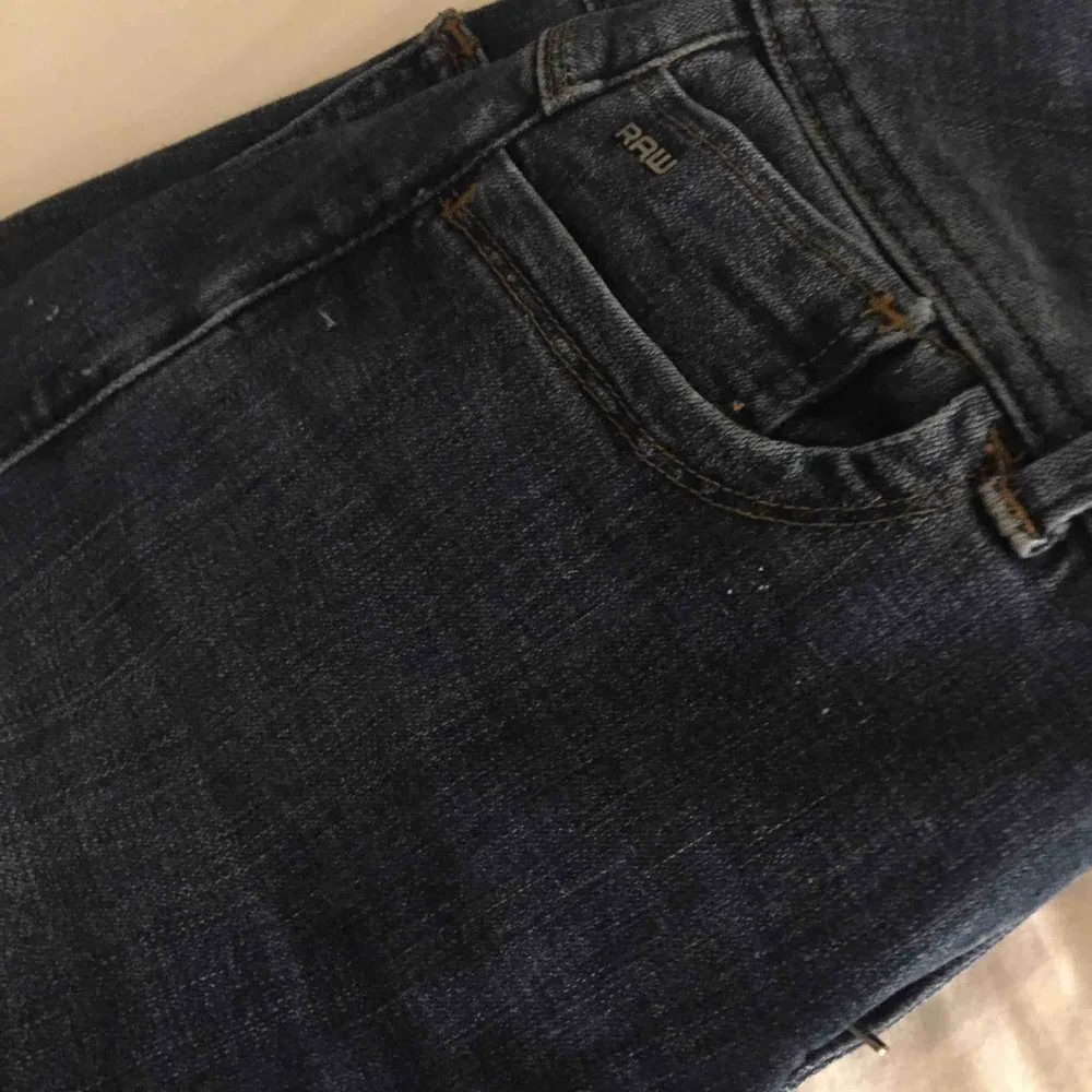 Ett par jätte fina G-Star jeans i modell Lynn D-Mid super skinny. Lite knottriga på höger fram ficka som man kan se på sista bilden. Orginal pris 999kr Har sytt upp dom lite så dom passar folk i längd 157. Jeans & Byxor.