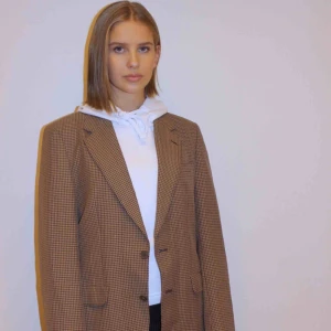  - En perfekt kavaj jacka i ett beige/brun rutigt mönster. Funkar både som oversized över en tunnare tröja men det går också att matcha den snyggt med exempelvis en hoodie under🤩🤩