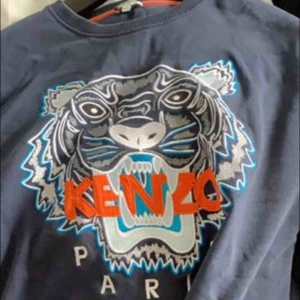 - Kenzo Paris sweatshirt. Navy blue  Cond 8/10. Sparsamt använd  Storlek XXL men sitter som L/XL