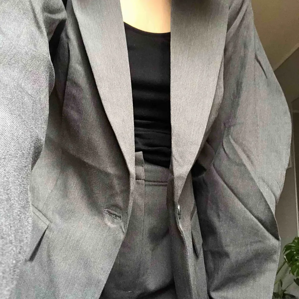 Säljer ett blazer-set i storlek 36 som aldrig använts. Setet är oversize i modellen och har tunt tyg. Kan mötas upp i Malmö eller Lund annars får köparen stå för frakt 🪐. Kostymer.